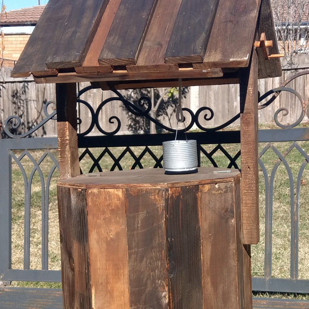 RUSTIC OCTAGON WISHING WELL